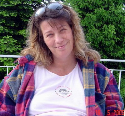 Da sitzt meine Mami auf unseren Balkon