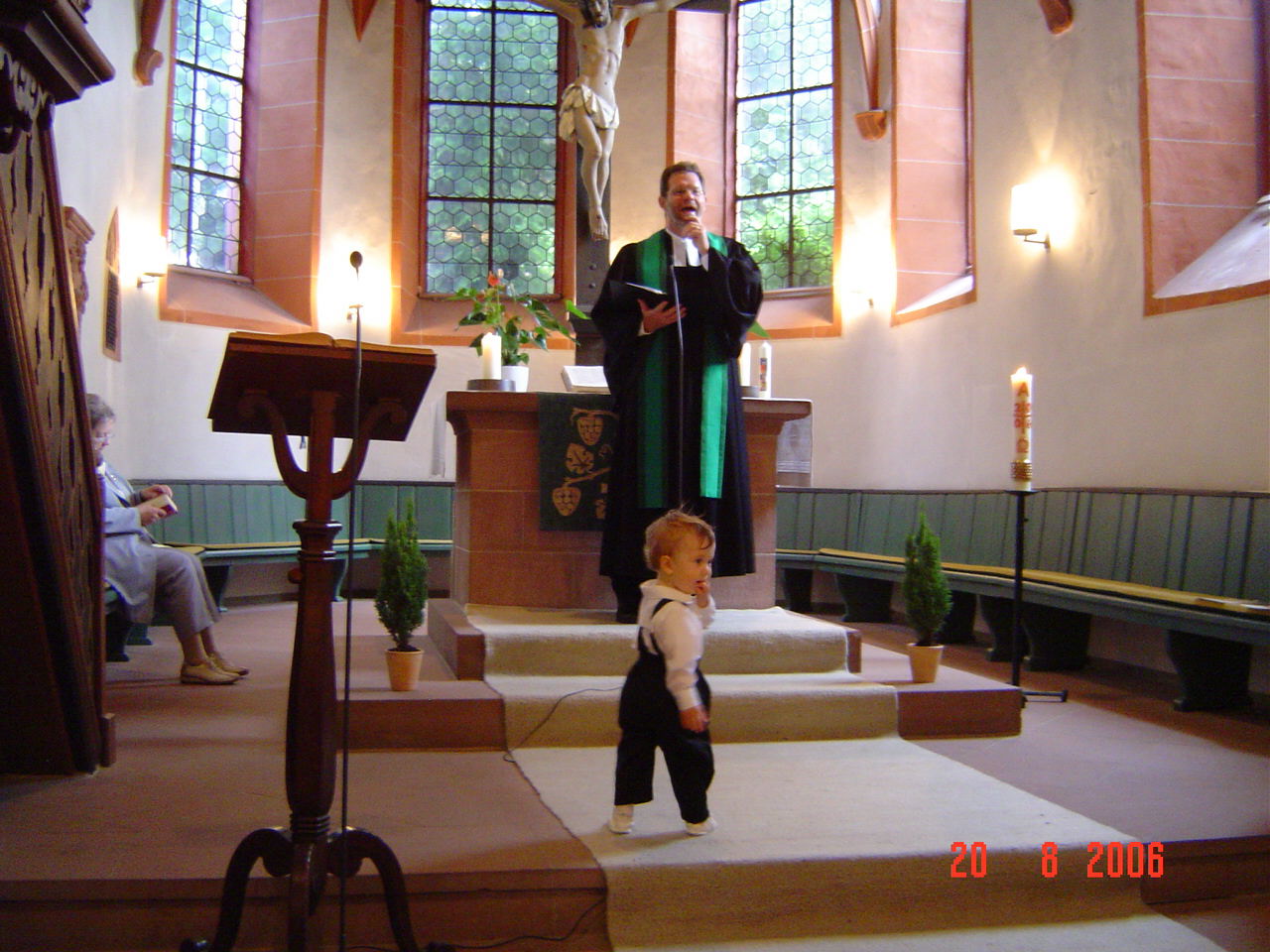 Ich vor dem Pfarrer und alle schauen mich an