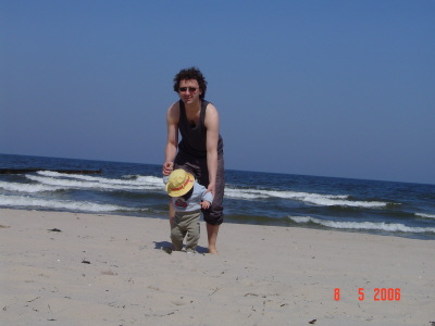 Da spaziere ich mit Papi am Strand, ganz warmer Sand ist das.